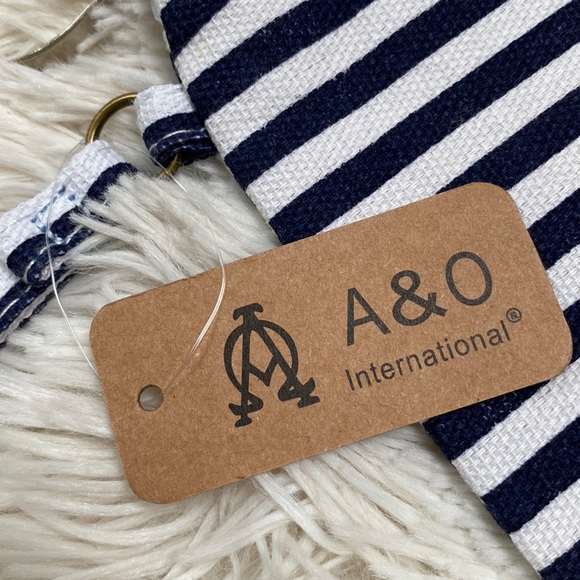 🎉HP🎉 A & O International Striped Wristlet 💗 White Navy & Tan - Picture 9 of 15
